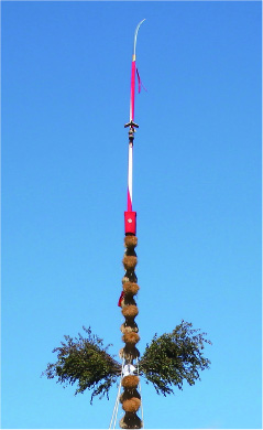 長刀鉾の鉾頭。大長刀の下に見える天王台に「和泉小次郎親衡」の天王人形が祀られている