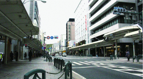 歩道が拡幅され、歩くまちを実現した四条通。