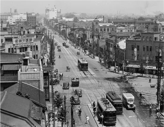 昭和11年（1936年）ごろの四条河原町を北向きに撮影。縦の通りが市電河原町線で、手前中央が河原町四条の停留所（黒川翠山撮影写真資料 京都府立京都学・歴彩館蔵）。
