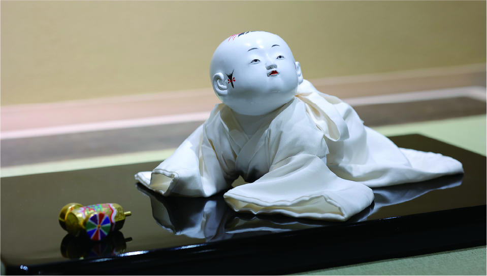 五世島田耕園作「産着姿這い這い」