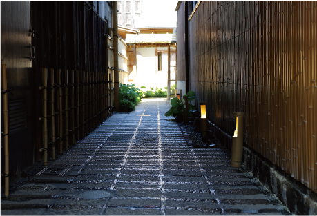 高台寺そばにある「祇園にしかわ」は、細い露地を抜けた先にある数寄屋造り。