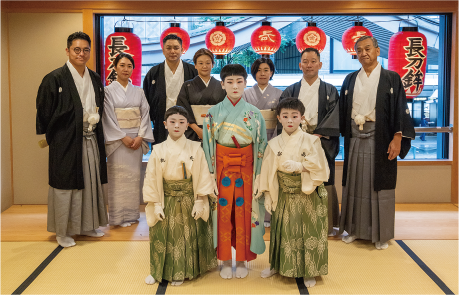 2024年の祇園祭にて。7月1日の稚児お千度の儀の日、長刀鉾の会所で一同揃って。（撮影／三宅徹）